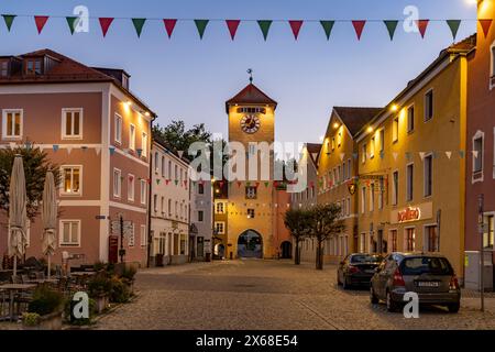 La porta della città di Donautor e la città vecchia al tramonto, Kelheim, bassa Baviera, Baviera, Germania Foto Stock