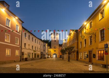 La porta della città di Donautor e la città vecchia al tramonto, Kelheim, bassa Baviera, Baviera, Germania Foto Stock