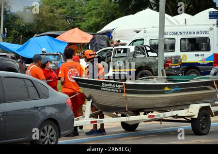 13 maggio 2024, Porto Alegre, Rio grande do sul, Brasile: Porto Alegre (RS), 05/13/2024 Ã¢â‚¬' PIOGGIA/METEO/VOLONTARI/RS Ã¢â‚¬' nonostante il maltempo, volontari provenienti da diverse parti del Brasile si riuniscono nel centro storico di Porto Alegre, dallo stabilimento Gasometer, questa fiera del lunedì (13), fornire servizi di supporto alle vittime delle forti piogge che hanno colpito lo stato del Rio grande do sul negli ultimi giorni. Il municipio di Porto Alegre ha installato dighe di emergenza per cercare di contenere le acque del fiume Guaiba, situato nella regione centrale della capitale Rio grande do sul. (Foto: Marcelo Oliveira/T Foto Stock