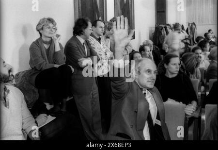 HUB Historiker Diskussion Deutschland, Berlino, 10.11.1990, Diskussionsveranstaltung der Historiker der Humboldt uni zu Fragen der SED Vergangenheit ehem. Studenten, Die von den Genossen der uni z.B. exmatrikuliert wurden, sind anwesend Versammlungsleiter der Historiker, Mitte: Prof. Dr. Heinrich Fink, Â *** HUB Historians Discussion Germany, Berlin, 10 11 1990, evento di discussione degli storici dell'Università Humboldt su questioni del passato SED ex studenti che sono stati esimmatricolati dai compagni dell'università, ad esempio , sono presenti Presidente degli storici, centro Prof Dr Heinrich Foto Stock