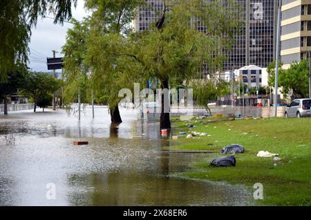 13 maggio 2024, Porto Alegre, Rio grande do sul, Brasile: Porto Alegre (RS), 05/13/2024 Ã¢â‚¬' PIOGGIA/METEO/VOLONTARI/RS Ã¢â‚¬' nonostante il maltempo, volontari provenienti da diverse parti del Brasile si riuniscono nel centro storico di Porto Alegre, dallo stabilimento Gasometer, questa fiera del lunedì (13), fornire servizi di supporto alle vittime delle forti piogge che hanno colpito lo stato del Rio grande do sul negli ultimi giorni. Il municipio di Porto Alegre ha installato dighe di emergenza per cercare di contenere le acque del fiume Guaiba, situato nella regione centrale della capitale Rio grande do sul. (Foto: Marcelo Oliveira/T Foto Stock