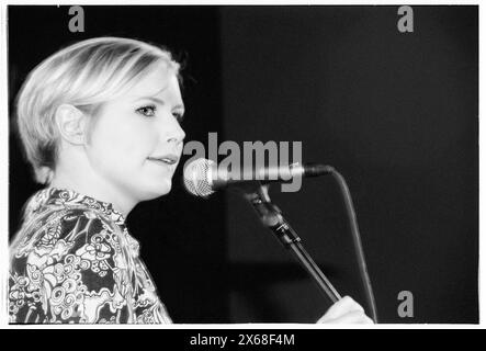 NINA PERSSON, YOUNG, THE CARDIGANS, 1996: Una giovane Nina Persson dei Cardigans che suonava un tour all'Anson Rooms della Bristol University a Bristol, Inghilterra, Regno Unito il 20 gennaio 1996. Foto: Rob Watkins. INFO: I Cardigans, una band svedese formata nei primi anni '90, hanno guadagnato fama internazionale con successi come "Lovefool". Il loro suono eclettico fonde elementi pop, rock e indie, caratterizzati dalla caratteristica voce di Nina Persson e dalla propensione per melodie accattivanti. Foto Stock