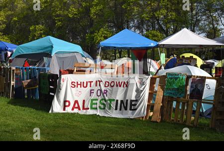 Saanich, Columbia Britannica, Canada, 13 maggio 2024 - i cartelli di un accampamento pro-Palestina sono raffigurati nel campus dell'Università di Victoria (UVic). Don Denton/Alamy Live News Foto Stock