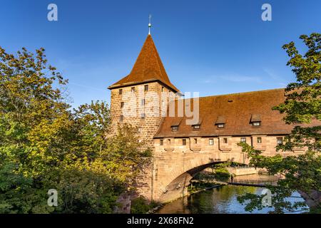 Torre Schlayer e Ponte delle catene a Norimberga, Baviera, Germania Foto Stock
