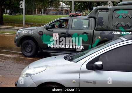 13 maggio 2024, Porto Alegre, Rio grande do sul, Brasile: Porto Alegre (RS), 05/13/2024 Ã¢â‚¬' PIOGGIA/METEO/VOLONTARI/RS Ã¢â‚¬' nonostante il maltempo, volontari provenienti da diverse parti del Brasile si riuniscono nel centro storico di Porto Alegre, dallo stabilimento Gasometer, questa fiera del lunedì (13), fornire servizi di supporto alle vittime delle forti piogge che hanno colpito lo stato del Rio grande do sul negli ultimi giorni. Il municipio di Porto Alegre ha installato dighe di emergenza per cercare di contenere le acque del fiume Guaiba, situato nella regione centrale della capitale Rio grande do sul. (Foto: Marcelo Oliveira/T Foto Stock