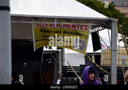 13 maggio 2024, Porto Alegre, Rio grande do sul, Brasile: Porto Alegre (RS), 05/13/2024 Ã¢â‚¬' PIOGGIA/METEO/VOLONTARI/RS Ã¢â‚¬' nonostante il maltempo, volontari provenienti da diverse parti del Brasile si riuniscono nel centro storico di Porto Alegre, dallo stabilimento Gasometer, questa fiera del lunedì (13), fornire servizi di supporto alle vittime delle forti piogge che hanno colpito lo stato del Rio grande do sul negli ultimi giorni. Il municipio di Porto Alegre ha installato dighe di emergenza per cercare di contenere le acque del fiume Guaiba, situato nella regione centrale della capitale Rio grande do sul. (Foto: Marcelo Oliveira/T Foto Stock