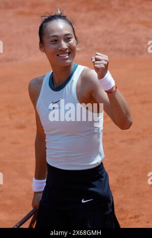 Roma, Italia. 13 maggio 2024. QINWEN ZHENG (CHN) festeggia durante la sua partita contro N. Osaka (JPN) all'Italian Open di tennis a Roma. Zheng ha vinto 6:2, 6:4. (Credit Image: © Ciro De Luca/ZUMA Press Wire) SOLO PER USO EDITORIALE! Non per USO commerciale! Crediti: ZUMA Press, Inc./Alamy Live News Foto Stock