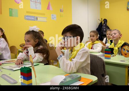 CHARKIV, UCRAINA - 13 MAGGIO 2024 - gli studenti frequentano una lezione in una scuola sotterranea a Charkiv, nel nord-est dell'Ucraina. Foto Stock