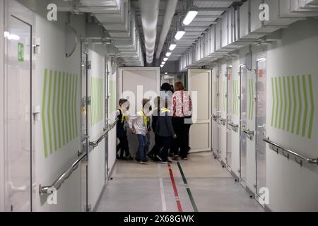 CHARKIV, UCRAINA - 13 MAGGIO 2024 - gli studenti sono visti nel corridoio di una scuola sotterranea a Charkiv, nel nord-est dell'Ucraina. Foto Stock