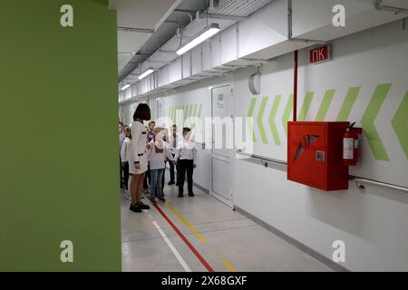 CHARKIV, UCRAINA - 13 MAGGIO 2024 - gli studenti sono visti nel corridoio di una scuola sotterranea a Charkiv, nel nord-est dell'Ucraina. Foto Stock