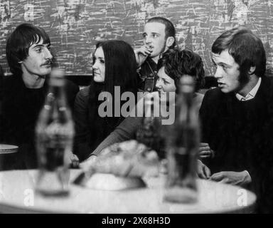 Studenti adolescenti all'evento Students union socializzando e bevendo al college disco Britain 1969 Foto Stock