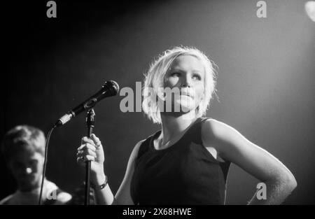 NINA PERSSON, YOUNG, THE CARDIGANS, 1996: Una giovane Nina Persson dei Cardigans che suonava un primo tour nel Regno Unito all'Anson Rooms dell'Università di Bristol, Inghilterra, Regno Unito il 9 novembre 1996. Foto: Rob Watkins. INFO: I Cardigans, una band svedese formata nei primi anni '90, hanno guadagnato fama internazionale con successi come "Lovefool". Il loro suono eclettico fonde elementi pop, rock e indie, caratterizzati dalla caratteristica voce di Nina Persson e dalla propensione per melodie accattivanti. Foto Stock