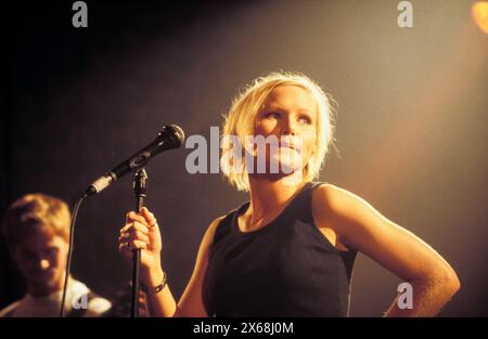 NINA PERSSON, YOUNG, THE CARDIGANS, 1996: Una giovane Nina Persson dei Cardigans che suonava un primo tour nel Regno Unito all'Anson Rooms dell'Università di Bristol, Inghilterra, Regno Unito il 9 novembre 1996. Foto: Rob Watkins. INFO: I Cardigans, una band svedese formata nei primi anni '90, hanno guadagnato fama internazionale con successi come "Lovefool". Il loro suono eclettico fonde elementi pop, rock e indie, caratterizzati dalla caratteristica voce di Nina Persson e dalla propensione per melodie accattivanti. Foto Stock