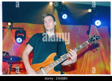 MAGNUS SVENINGSSON, YOUNG, THE CARDIGANS, 1996: Un giovane bassista Magnus Sveningsson dei Cardigans che suona un basso Hagstrom un tour del Regno Unito all'Anson Rooms dell'Università di Bristol, Inghilterra, Regno Unito il 9 novembre 1996. Foto: Rob Watkins. INFO: I Cardigans, una band svedese formata nei primi anni '90, hanno guadagnato fama internazionale con successi come "Lovefool". Il loro suono eclettico fonde elementi pop, rock e indie, caratterizzati dalla caratteristica voce di Nina Persson e dalla propensione per melodie accattivanti. Foto Stock