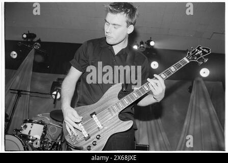 MAGNUS SVENINGSSON, YOUNG, THE CARDIGANS, 1996: Un giovane bassista Magnus Sveningsson dei Cardigans che suona un basso Hagstrom un tour del Regno Unito all'Anson Rooms dell'Università di Bristol, Inghilterra, Regno Unito il 9 novembre 1996. Foto: Rob Watkins. INFO: I Cardigans, una band svedese formata nei primi anni '90, hanno guadagnato fama internazionale con successi come "Lovefool". Il loro suono eclettico fonde elementi pop, rock e indie, caratterizzati dalla caratteristica voce di Nina Persson e dalla propensione per melodie accattivanti. Foto Stock