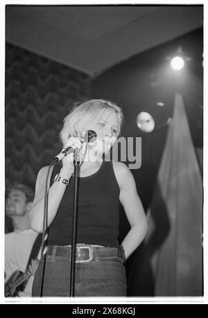 NINA PERSSON, YOUNG, THE CARDIGANS, 1996: Una giovane Nina Persson dei Cardigans che suonava un primo tour nel Regno Unito all'Anson Rooms dell'Università di Bristol, Inghilterra, Regno Unito il 9 novembre 1996. Foto: Rob Watkins. INFO: I Cardigans, una band svedese formata nei primi anni '90, hanno guadagnato fama internazionale con successi come "Lovefool". Il loro suono eclettico fonde elementi pop, rock e indie, caratterizzati dalla caratteristica voce di Nina Persson e dalla propensione per melodie accattivanti. Foto Stock