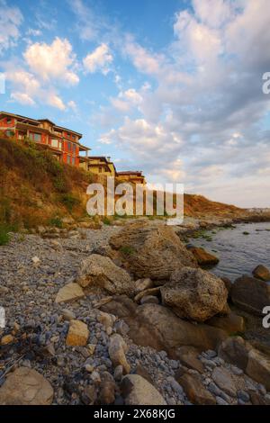 spiaggia di ghiaia della bulgaria all'alba. splendida vista sul mare in una mattinata nuvolosa. rilassati e divertiti nel mare nero Foto Stock