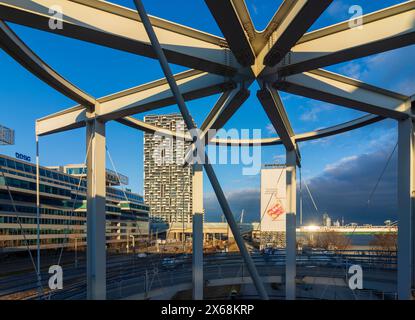 Vienna, Torre Marina, rampa a spirale per pedoni e ciclisti, ponte Donaustadtbrücke, fiume Donau (Danubio) nel 2002. Leopoldstadt, Vienna, Austria Foto Stock