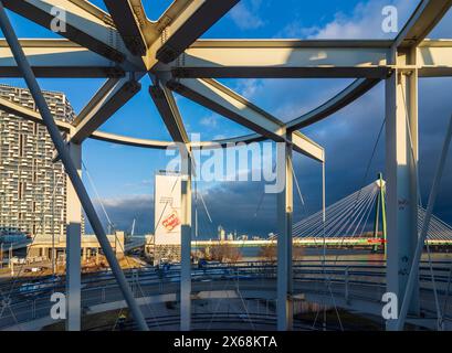 Vienna, Torre Marina, rampa a spirale per pedoni e ciclisti, ponte Donaustadtbrücke, fiume Donau (Danubio) nel 2002. Leopoldstadt, Vienna, Austria Foto Stock