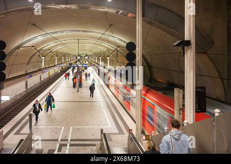 Offenbach am Main, stazione della S-Bahn Offenbach am Main Ledermuseum, treno di DB a Francoforte sul meno, Assia, Germania Foto Stock