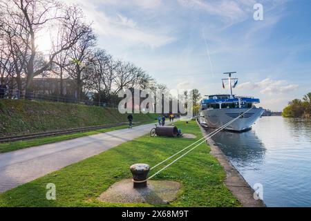 Offenbach sul meno, passeggiata sul fiume meno, nave da crociera a Francoforte sul meno, Assia, Germania Foto Stock