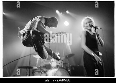 PETER SVENSSON, YOUNG, THE CARDIGANS, 1996: Un giovane Peter Svensson chitarrista originale dei Cardigans che suona un primo tour nel Regno Unito all'Anson Rooms presso l'Università di Bristol, Inghilterra, Regno Unito, il 9 novembre 1996. Foto: Rob Watkins. INFO: I Cardigans, una band svedese formata nei primi anni '90, hanno guadagnato fama internazionale con successi come "Lovefool". Il loro suono eclettico fonde elementi pop, rock e indie, caratterizzati dalla caratteristica voce di Nina Persson e dalla propensione per melodie accattivanti. Foto Stock