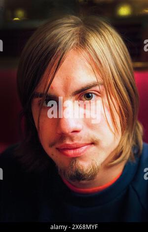 BENGT LAGERBERG, RITRATTO, 1996: Un ritratto del batterista svedese Bengt Lagerberg dei Cardigans al bacio Italian Restaurant di Bristol, Inghilterra, Regno Unito, il 9 novembre 1996. Foto: Rob Watkins. INFO: I Cardigans, una band svedese formata nei primi anni '90, hanno guadagnato fama internazionale con successi come "Lovefool". Il loro suono eclettico fonde elementi pop, rock e indie, caratterizzati dalla caratteristica voce di Nina Persson e dalla propensione per melodie accattivanti Foto Stock