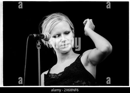 NINA PERSSON, THE CARDIGANS, READING FESTIVAL 1997: Nina Persson della band svedese The Cardigans suona al Reading Festival, Reading, Regno Unito il 23 agosto 1997. Foto: Rob Watkins. INFO: I Cardigans, una band svedese formata nei primi anni '90, hanno guadagnato fama internazionale con successi come "Lovefool". Il loro suono eclettico fonde elementi pop, rock e indie, caratterizzati dalla caratteristica voce di Nina Persson e dalla propensione per melodie accattivanti. Foto Stock