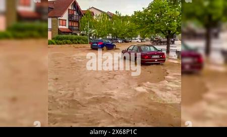 Heftiges Unwetter flutet Gemmingen im Landkreis Heilbronn im Südwesten: Kräftige Gewitterzelle entlädt sich ortsfest über dem Landkreis Heilbronn und setzt Gemeinde unter Wasser - Wassermassen und Schlamm sorgen für Überflutungen - Feuerwehrleute un Heftiges Unwetter flutet Gemmingen im Landkreis Heilbronn im Südwesten: Kräftige Gewitterzelle entlädt sich ortsfest über dem Landkreis Heilbronn und setzt Gemeinde unter Wasser - Wassermassen und Schlamm sorgen für Überflutungen - Feuerwehrleute und Anwohner stehen im völlig überfluteten Wohngebiet *** violente temporali inondazioni Gemmingen nel Foto Stock