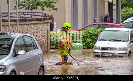 Heftiges Unwetter flutet Gemmingen im Landkreis Heilbronn im Südwesten: Kräftige Gewitterzelle entlädt sich ortsfest über dem Landkreis Heilbronn und setzt Gemeinde unter Wasser - Wassermassen und Schlamm sorgen für Überflutungen - Feuerwehrleute un Heftiges Unwetter flutet Gemmingen im Landkreis Heilbronn im Südwesten: Kräftige Gewitterzelle entlädt sich ortsfest über dem Landkreis Heilbronn und setzt Gemeinde unter Wasser - Wassermassen und Schlamm sorgen für Überflutungen - Feuerwehrleute und Anwohner stehen im völlig überfluteten Wohngebiet *** violente temporali inondazioni Gemmingen nel Foto Stock