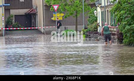 Heftiges Unwetter flutet Gemmingen im Landkreis Heilbronn im Südwesten: Kräftige Gewitterzelle entlädt sich ortsfest über dem Landkreis Heilbronn und setzt Gemeinde unter Wasser - Wassermassen und Schlamm sorgen für Überflutungen - Feuerwehrleute un Heftiges Unwetter flutet Gemmingen im Landkreis Heilbronn im Südwesten: Kräftige Gewitterzelle entlädt sich ortsfest über dem Landkreis Heilbronn und setzt Gemeinde unter Wasser - Wassermassen und Schlamm sorgen für Überflutungen - Feuerwehrleute und Anwohner stehen im völlig überfluteten Wohngebiet *** violente temporali inondazioni Gemmingen nel Foto Stock