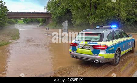 Heftiges Unwetter flutet Gemmingen im Landkreis Heilbronn im Südwesten: Kräftige Gewitterzelle entlädt sich ortsfest über dem Landkreis Heilbronn und setzt Gemeinde unter Wasser - Wassermassen und Schlamm sorgen für Überflutungen - Feuerwehrleute un Heftiges Unwetter flutet Gemmingen im Landkreis Heilbronn im Südwesten: Kräftige Gewitterzelle entlädt sich ortsfest über dem Landkreis Heilbronn und setzt Gemeinde unter Wasser - Wassermassen und Schlamm sorgen für Überflutungen - Feuerwehrleute und Anwohner stehen im völlig überfluteten Wohngebiet *** violente temporali inondazioni Gemmingen nel Foto Stock