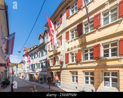 Bregenz, via Kirchstraße, città vecchia, bandiere di Vorarlberg a Bodensee (Lago di Costanza), Vorarlberg, Austria Foto Stock