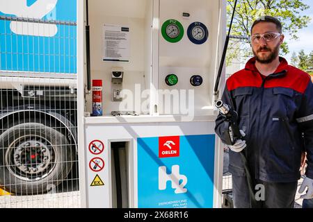 Cracovia, Polonia. 13 maggio 2024. Un engeneers alimenta un autobus a idrogeno durante una conferenza stampa mentre Cracovia introduce un nuovo autobus a idrogeno Mercedes-Benz eCitaro Fuel Cell nel suo trasporto pubblico a Cracovia, in Polonia, il 13 maggio 2024. Il nuovo autobus alimentato a idrogeno si unirà alla flotta di Cracovia su una linea di autobus regolare. L'autobus viene trasportato da una stazione mobile. Cracovia prevede di far crescere la flotta di idrogeno. Crediti: Dominika Zarzycka/Alamy Live News crediti: Dominika Zarzycka/Alamy Live News Foto Stock