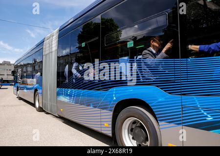 Cracovia, Polonia. 13 maggio 2024. I giornalisti siedono su un autobus a idrogeno mentre Cracovia introduce un nuovo autobus a idrogeno Mercedes-Benz eCitaro Fuel Cell nei suoi trasporti pubblici alla conferenza stampa di Cracovia, in Polonia, il 13 maggio 2024. Il nuovo autobus alimentato a idrogeno si unirà alla flotta di Cracovia su una linea di autobus regolare. L'autobus viene trasportato da una stazione mobile. Cracovia prevede di far crescere la flotta di idrogeno. Crediti: Dominika Zarzycka/Alamy Live News crediti: Dominika Zarzycka/Alamy Live News Foto Stock