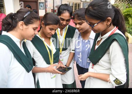 India. 13 maggio 2024. PATNA, INDIA - 13 MAGGIO: Studenti che festeggiano dopo aver dichiarato i risultati del Consiglio CBSE 10° e 12° esame alla St. Dominic Savio's High School il 13 maggio 2024 a Patna, India. (Foto di Santosh Kumar/Hindustan Times/Sipa USA) credito: SIPA USA/Alamy Live News Foto Stock