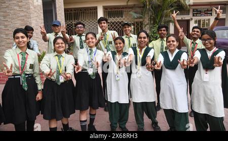 India. 13 maggio 2024. PATNA, INDIA - 13 MAGGIO: Studenti che festeggiano dopo aver dichiarato i risultati del Consiglio CBSE 10° e 12° esame alla St. Dominic Savio's High School il 13 maggio 2024 a Patna, India. (Foto di Santosh Kumar/Hindustan Times/Sipa USA) credito: SIPA USA/Alamy Live News Foto Stock