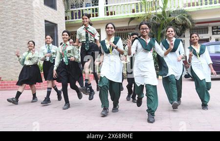 India. 13 maggio 2024. PATNA, INDIA - 13 MAGGIO: Studenti che festeggiano dopo aver dichiarato i risultati del Consiglio CBSE 10° e 12° esame alla St. Dominic Savio's High School il 13 maggio 2024 a Patna, India. (Foto di Santosh Kumar/Hindustan Times/Sipa USA) credito: SIPA USA/Alamy Live News Foto Stock