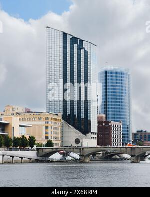 Vista del centro di Grand Rapids dall'altra parte del fiume Grand Foto Stock