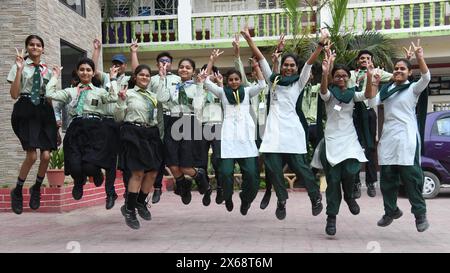 India. 13 maggio 2024. PATNA, INDIA - 13 MAGGIO: Studenti che festeggiano dopo aver dichiarato i risultati del Consiglio CBSE 10° e 12° esame alla St. Dominic Savio's High School il 13 maggio 2024 a Patna, India. (Foto di Santosh Kumar/Hindustan Times/Sipa USA) credito: SIPA USA/Alamy Live News Foto Stock