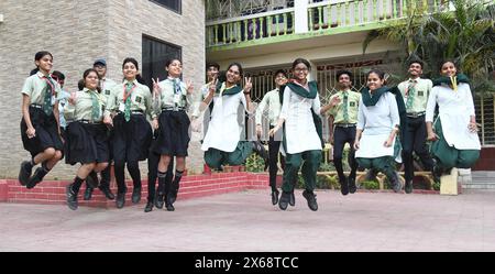 India. 13 maggio 2024. PATNA, INDIA - 13 MAGGIO: Studenti che festeggiano dopo aver dichiarato i risultati del Consiglio CBSE 10° e 12° esame alla St. Dominic Savio's High School il 13 maggio 2024 a Patna, India. (Foto di Santosh Kumar/Hindustan Times/Sipa USA) credito: SIPA USA/Alamy Live News Foto Stock