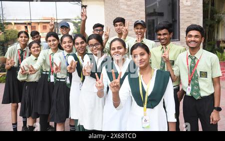 India. 13 maggio 2024. PATNA, INDIA - 13 MAGGIO: Studenti che festeggiano dopo aver dichiarato i risultati del Consiglio CBSE 10° e 12° esame alla St. Dominic Savio's High School il 13 maggio 2024 a Patna, India. (Foto di Santosh Kumar/Hindustan Times/Sipa USA) credito: SIPA USA/Alamy Live News Foto Stock