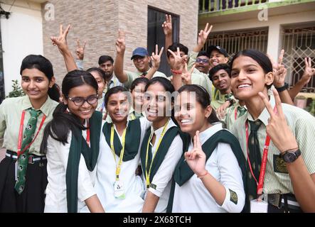 India. 13 maggio 2024. PATNA, INDIA - 13 MAGGIO: Studenti che festeggiano dopo aver dichiarato i risultati del Consiglio CBSE 10° e 12° esame alla St. Dominic Savio's High School il 13 maggio 2024 a Patna, India. (Foto di Santosh Kumar/Hindustan Times/Sipa USA) credito: SIPA USA/Alamy Live News Foto Stock