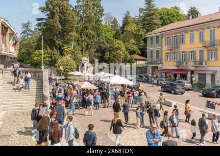 Appiano gentile, Como, Italia - 12 maggio 2024: Visita della piazza centrale dell'antico borgo di Appiano gentile. Foto Stock