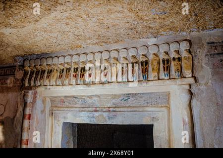 Geroglifici nella tomba di Mountain of Dead nell'oasi di Siwa, Egitto Foto Stock