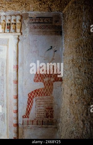 Geroglifici nella tomba di Mountain of Dead nell'oasi di Siwa, Egitto Foto Stock