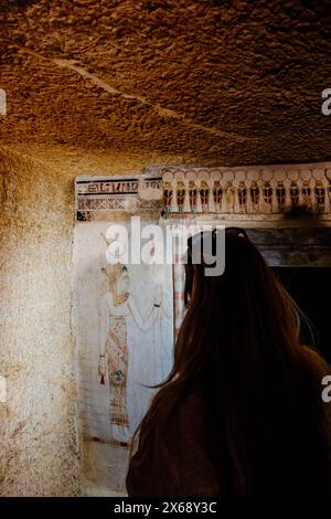 Geroglifici nella tomba di Mountain of Dead nell'oasi di Siwa, Egitto Foto Stock