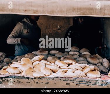 Panettiera nell'oasi di Siwa, in Egitto, che serve pane fresco tradizionale Foto Stock