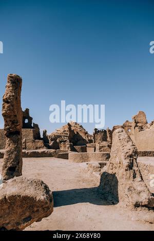 Rovine di antiche strutture in mattoni di fango nell'oasi di Siwa, in Egitto Foto Stock
