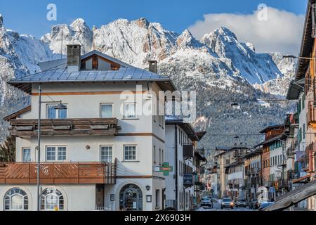 Italia, Veneto, provincia di Belluno, centro di Candide, Comelico superiore, sullo sfondo le Dolomiti Comelico Foto Stock